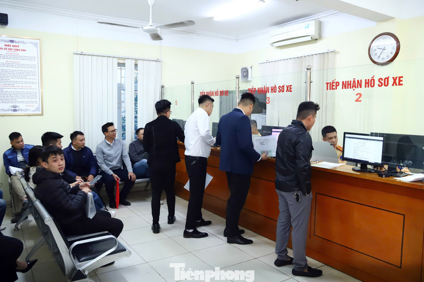 Từ ngày 1/9/2024 đến hết ngày 30/11/2024, mức thu lệ phí trước bạ bằng 50% mức thu quy định tại Nghị định số 10/2022/NĐ-CP ngày 15/01/2022 của Chính phủ quy định về lệ phí trước bạ. Theo ghi nhận của phóng viên tại điểm đăng ký phương tiện 1234 đường Láng (Đống Đa, Hà Nội) trong sáng 29/11 có lượng người đến làm thủ tục đăng ký xe đông hơn mọi khi.