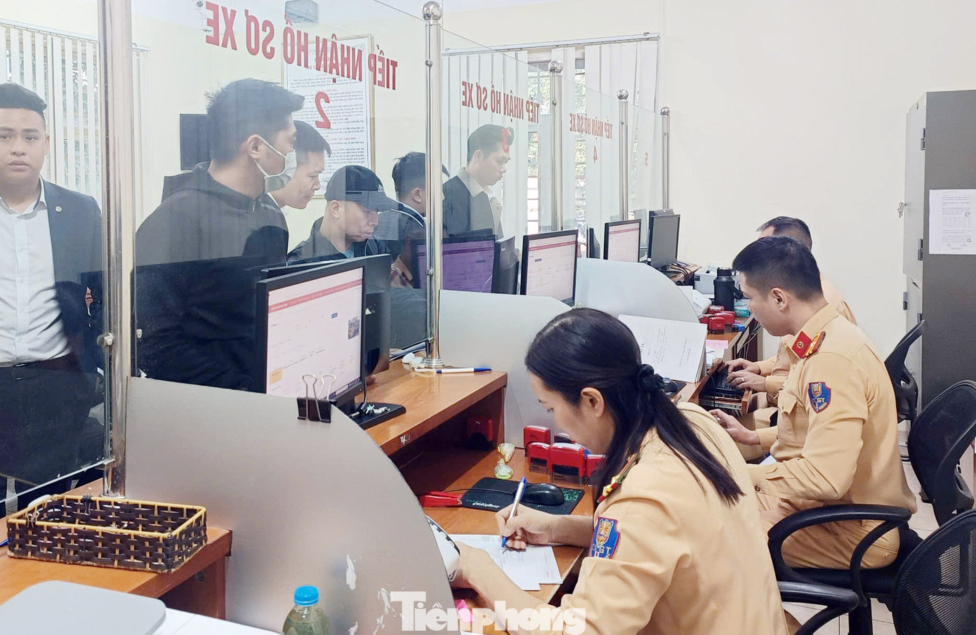 Khi cho tặng xe, chủ xe phải giữ lại đăng ký xe và biển số. Ảnh minh họa.