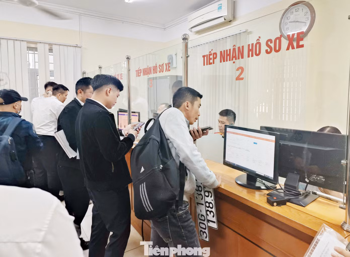 Bộ Công an vừa ban hành thông tư quy định về cấp, thu hồi chứng nhận đăng ký xe, biển số xe cơ giới, xe máy chuyên dùng, có hiệu lực từ 1/1/2025. Ảnh: Thanh Hà.