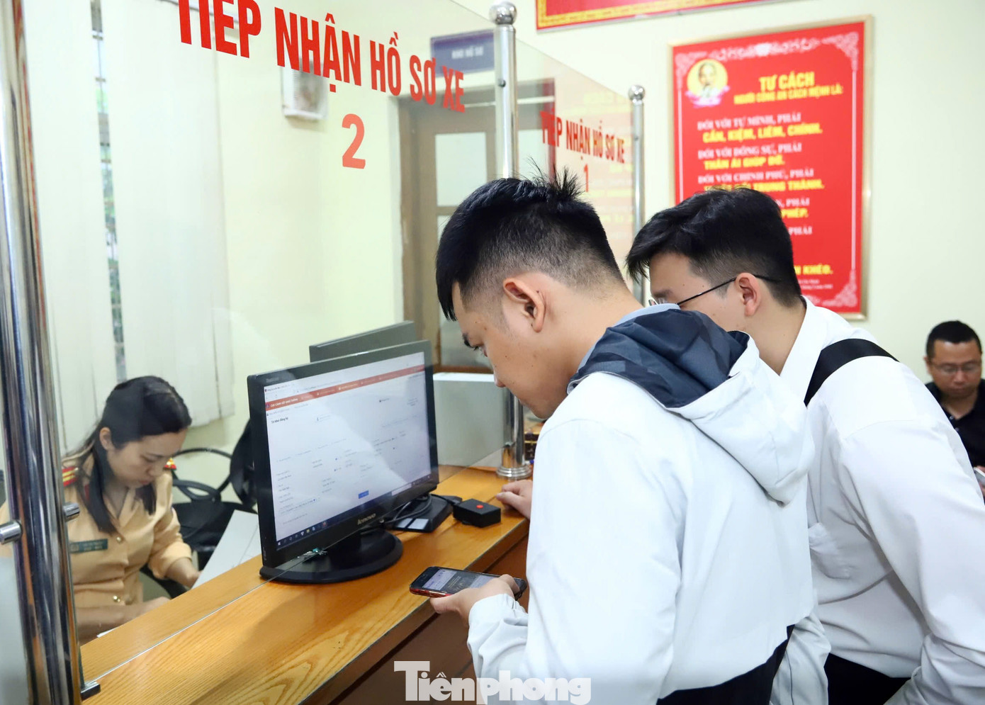 Người dân làm thủ tục tại cơ quan đăng ký xe. Ảnh minh họa.