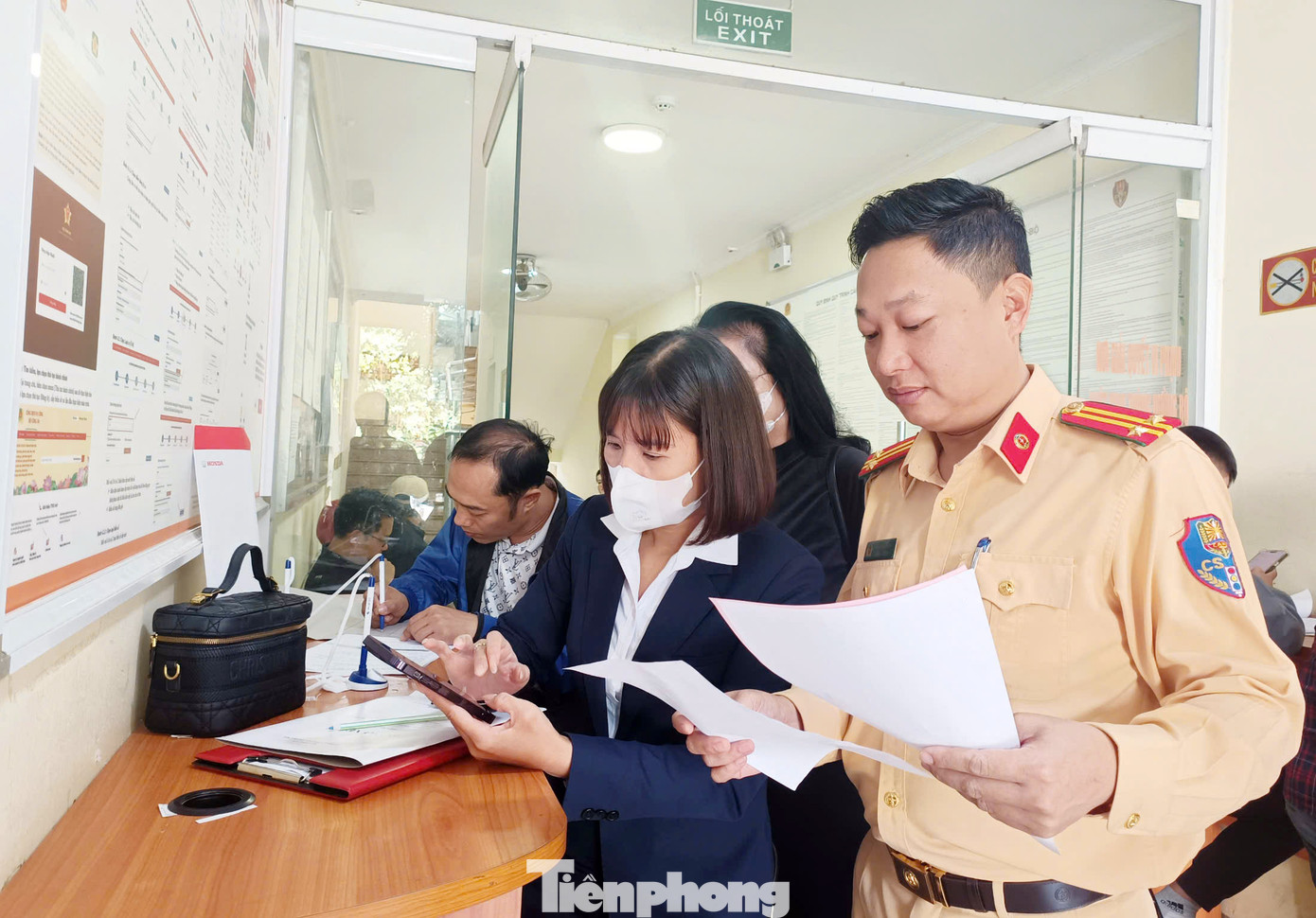 Một số trường hợp người dân đến làm thủ tục tại trụ sở được cán bộ CSGT hướng dẫn.