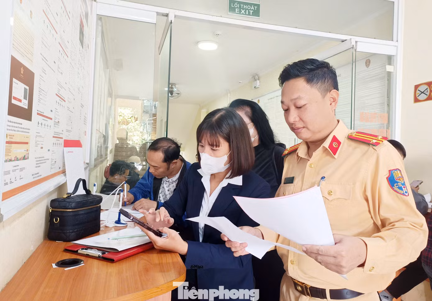 Một số trường hợp người dân đến làm thủ tục tại trụ sở được cán bộ CSGT hướng dẫn.