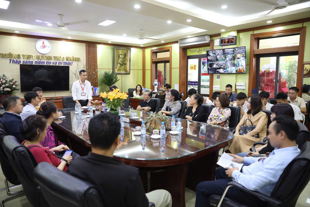 Lực lượng chức năng làm việc với nhà trường và cha mẹ học sinh. Lực lượng chức năng làm việc với nhà trường và cha mẹ học sinh.