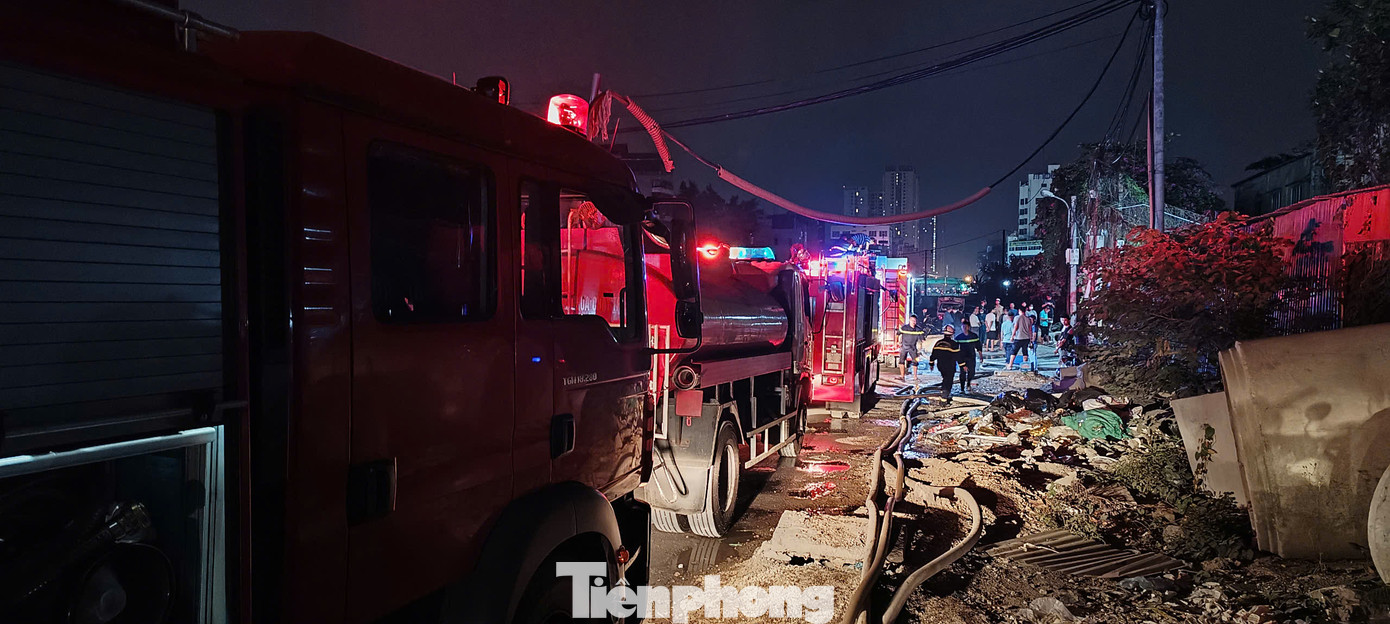 Xe cứu hỏa có mặt tại hiện trường chữa cháy. Ảnh: Thanh Hà