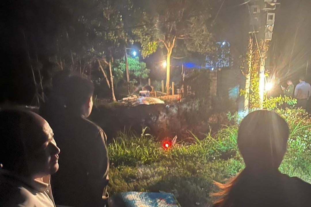 Khu vực xảy ra vụ tai nạn trời tối đen, thiếu ánh sáng. Khu vực xảy ra vụ tai nạn trời tối đen, thiếu ánh sáng.