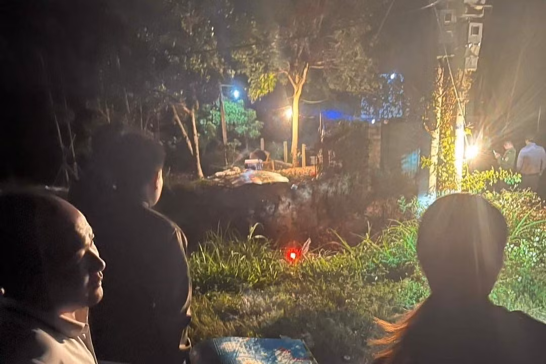 Khu vực xảy ra vụ tai nạn trời tối đen, thiếu ánh sáng. Khu vực xảy ra vụ tai nạn trời tối đen, thiếu ánh sáng.