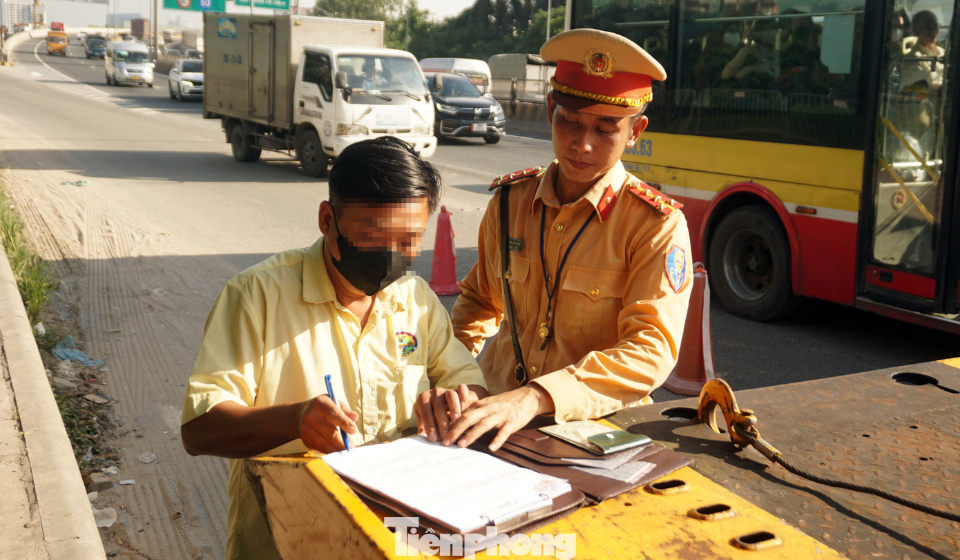 CSGT lập biên bản đối với trường hợp tài xế vi phạm.