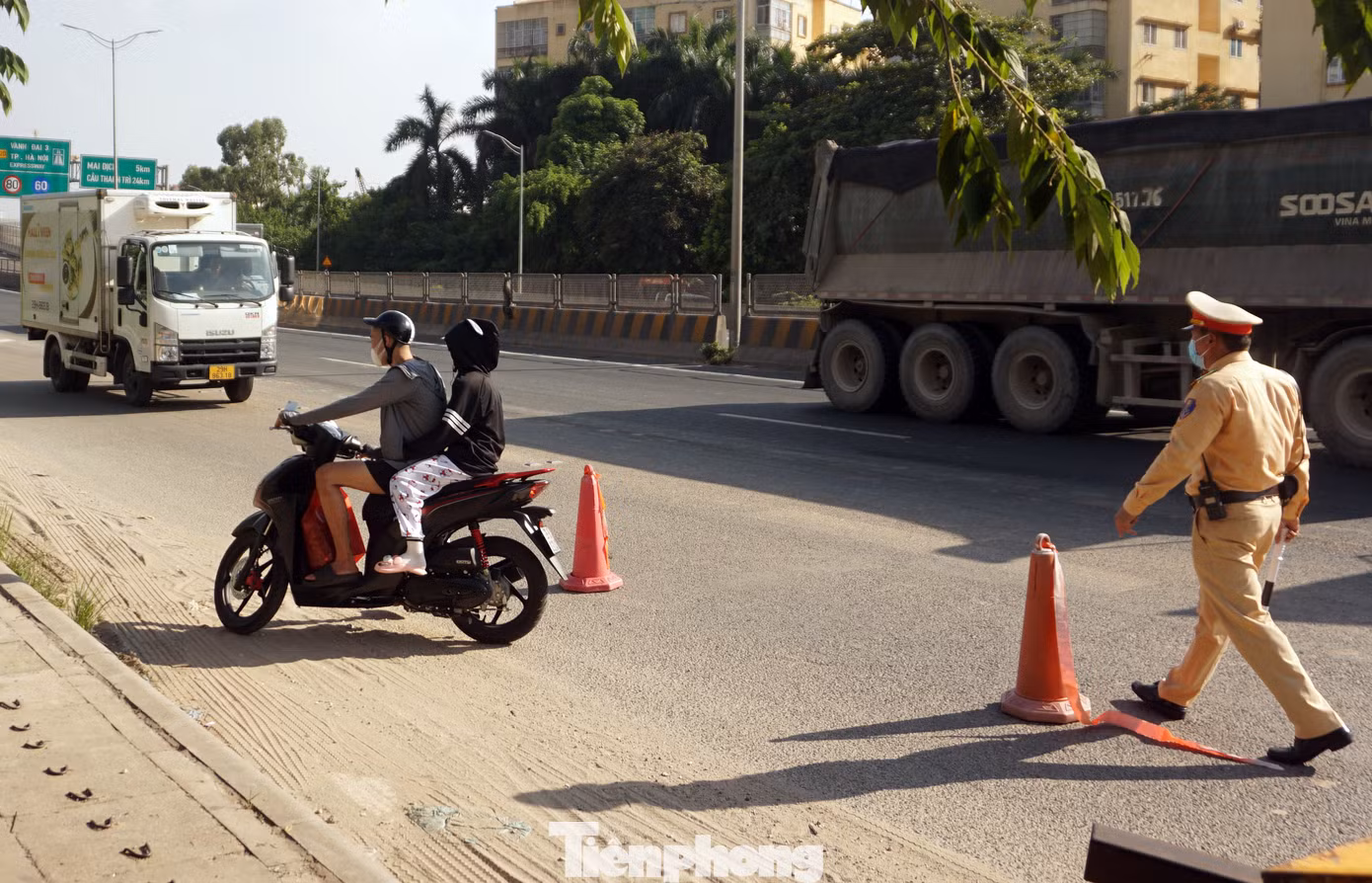 Một số trường hợp quay đầu xe bỏ chạy khi gặp lực lượng chức năng. Ảnh: Thanh Hà Một số trường hợp quay đầu xe bỏ chạy khi gặp lực lượng chức năng. Ảnh: Thanh Hà