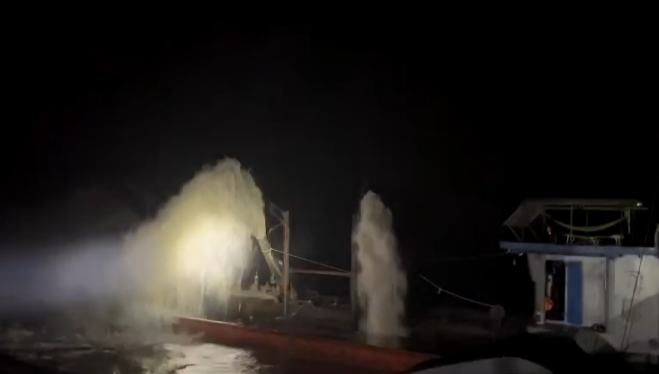 Tàu hút cát trái phép đang hoạt động trên sông Hồng.