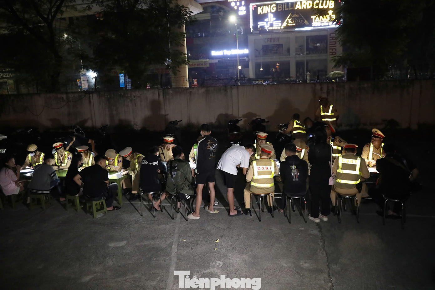 Theo trung tá Phạm Văn Chiến, Đội trưởng Đội CSGT đường bộ số 6, đơn vị tập trung vào các tuyến đường có thanh thiếu niên thường xuyên tụ tập di chuyển xe máy với tốc độ cao, nẹt pô... để xử lý.