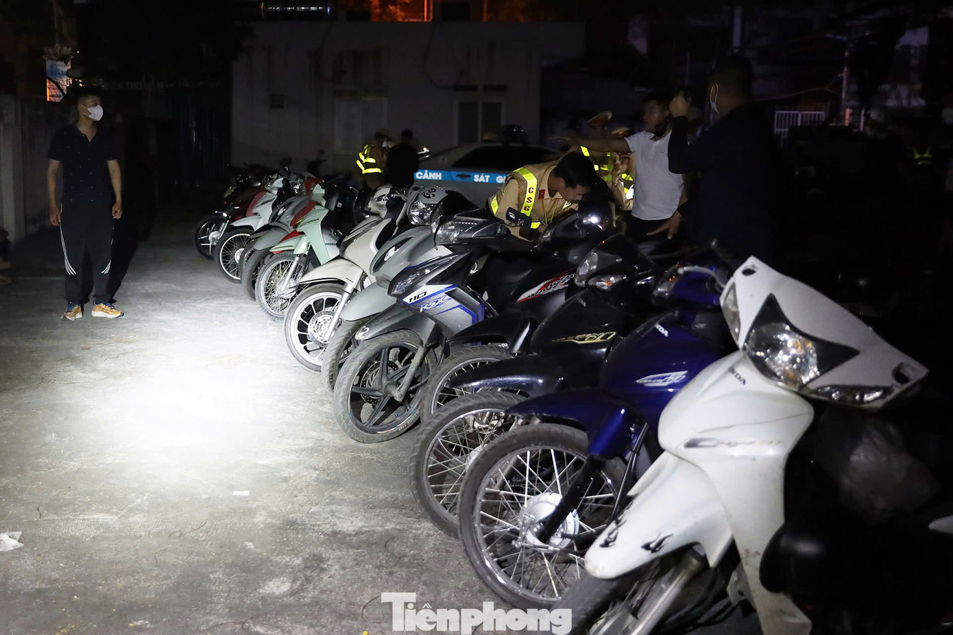 Ngoài việc lập chốt cố định, đơn vị sẽ triển khai các tổ công tác lưu động sử dụng xe mô tô phân khối lớn để tuần tra, xử lý nghiêm các hành vi vi phạm, tạo sự răn đe.