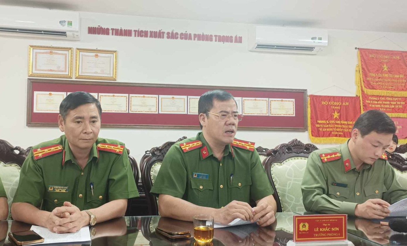 Đại tá Lê Khắc Sơn (giữa) thông tin về chuyên án.