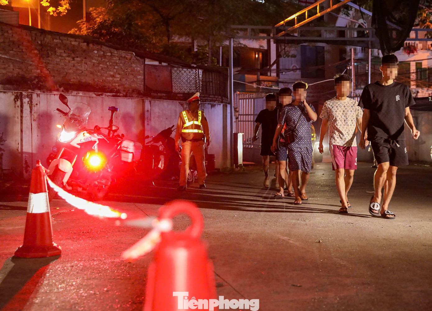 H.N.G (18 tuổi, quê tại TP. HCM) khi thấy tổ công tác bất ngờ vượt đèn đỏ. Cô gái cho biết, bản thân chưa có GPLX, không đội mũ bảo hiểm nên lo sợ bị xử phạt.