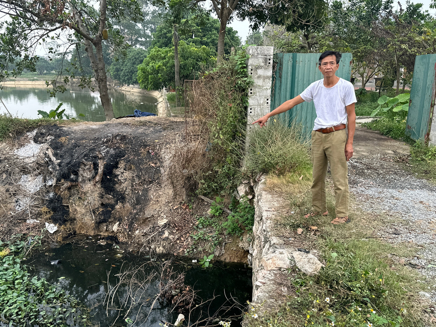 Ông Huy chỉ nơi các nạn nhân được phát hiện. Ảnh: H.H Ông Huy chỉ nơi các nạn nhân được phát hiện. Ảnh: H.H