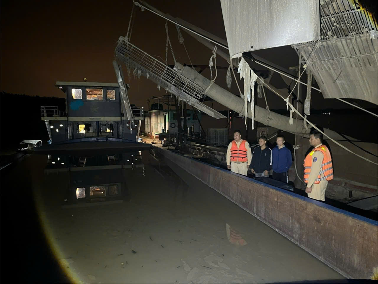 Lực lượng chức năng kiểm tra tàu hút cát trái phép.