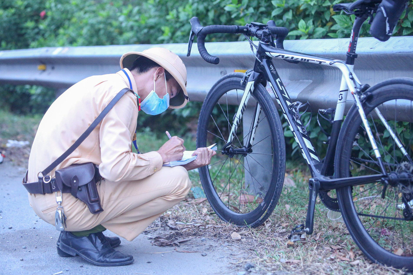 Đoạn đường Võ Nguyên Giáp từ cầu Sông Thiếp đến gần sân bay Nội Bài là đường dành riêng cho ôtô, hai bên có tổ chức đường gom cho xe máy và xe thô sơ. Việc người điều khiển xe thô sơ đi vào đường cấm rất nguy hiểm, tiềm ẩn nguy cơ gây mất an toàn giao thông.