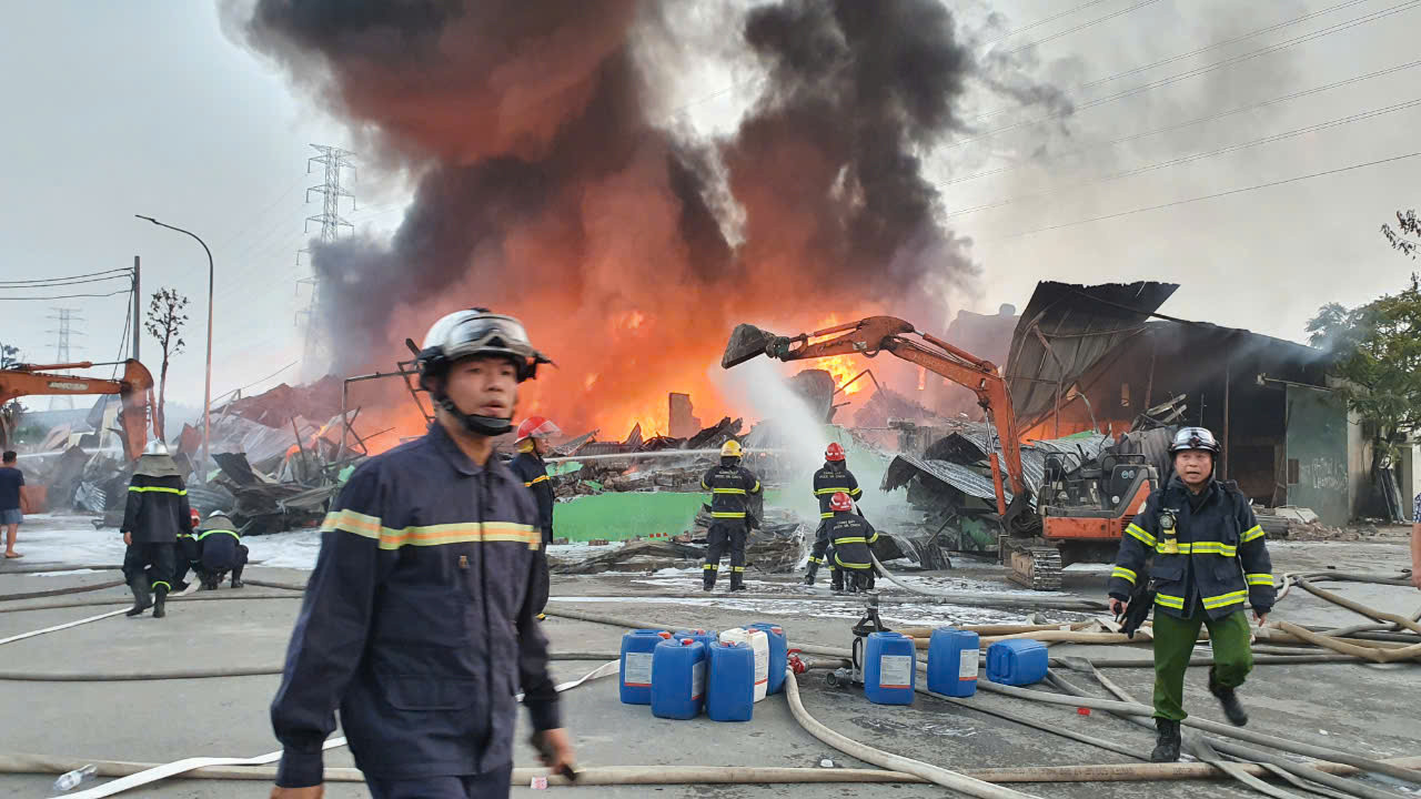 Lực lượng chữa cháy nỗ lực dập lửa. Lực lượng chữa cháy nỗ lực dập lửa.