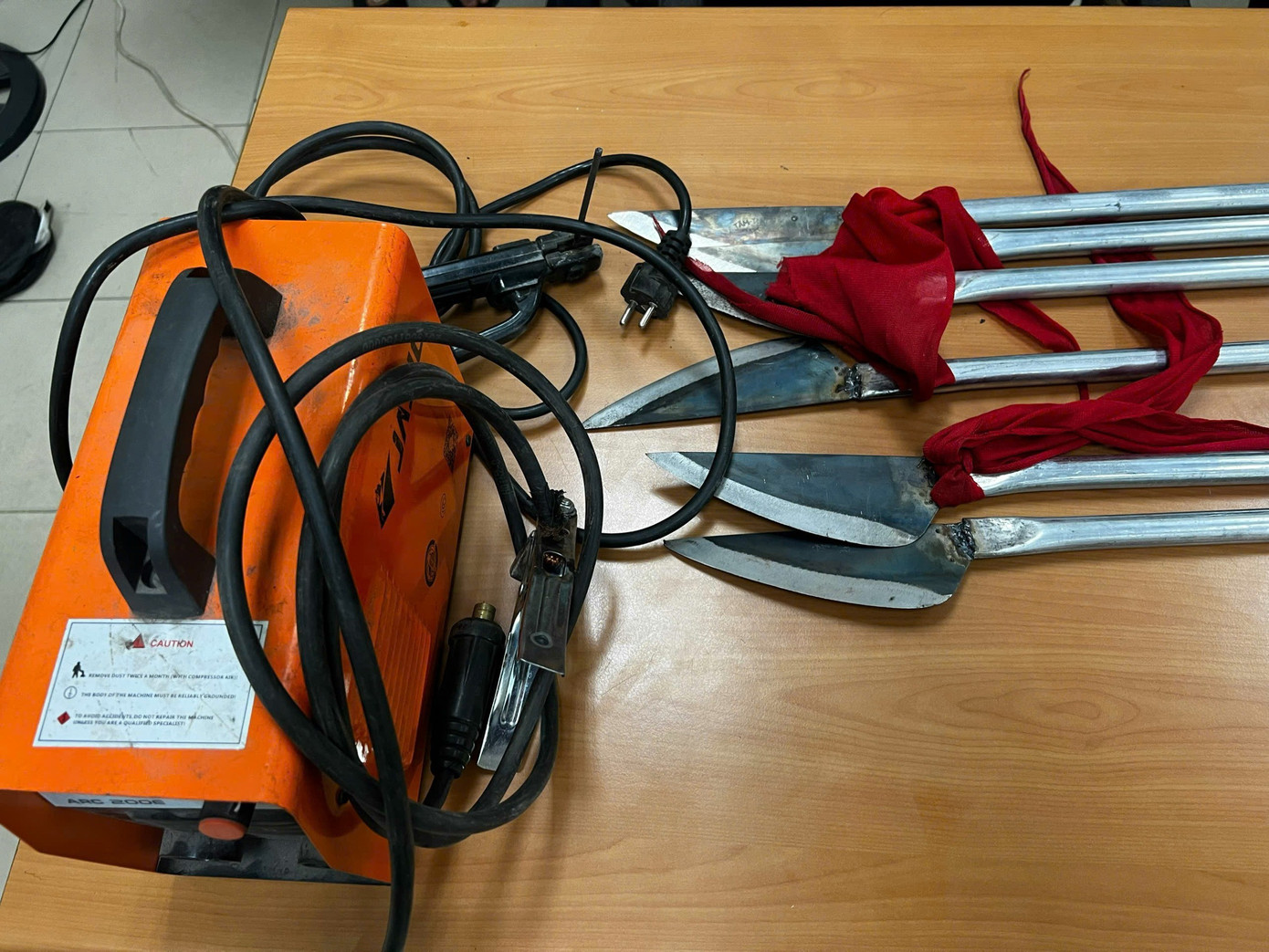 Máy hàn được các đối tượng dùng để hàn phóng lợn.