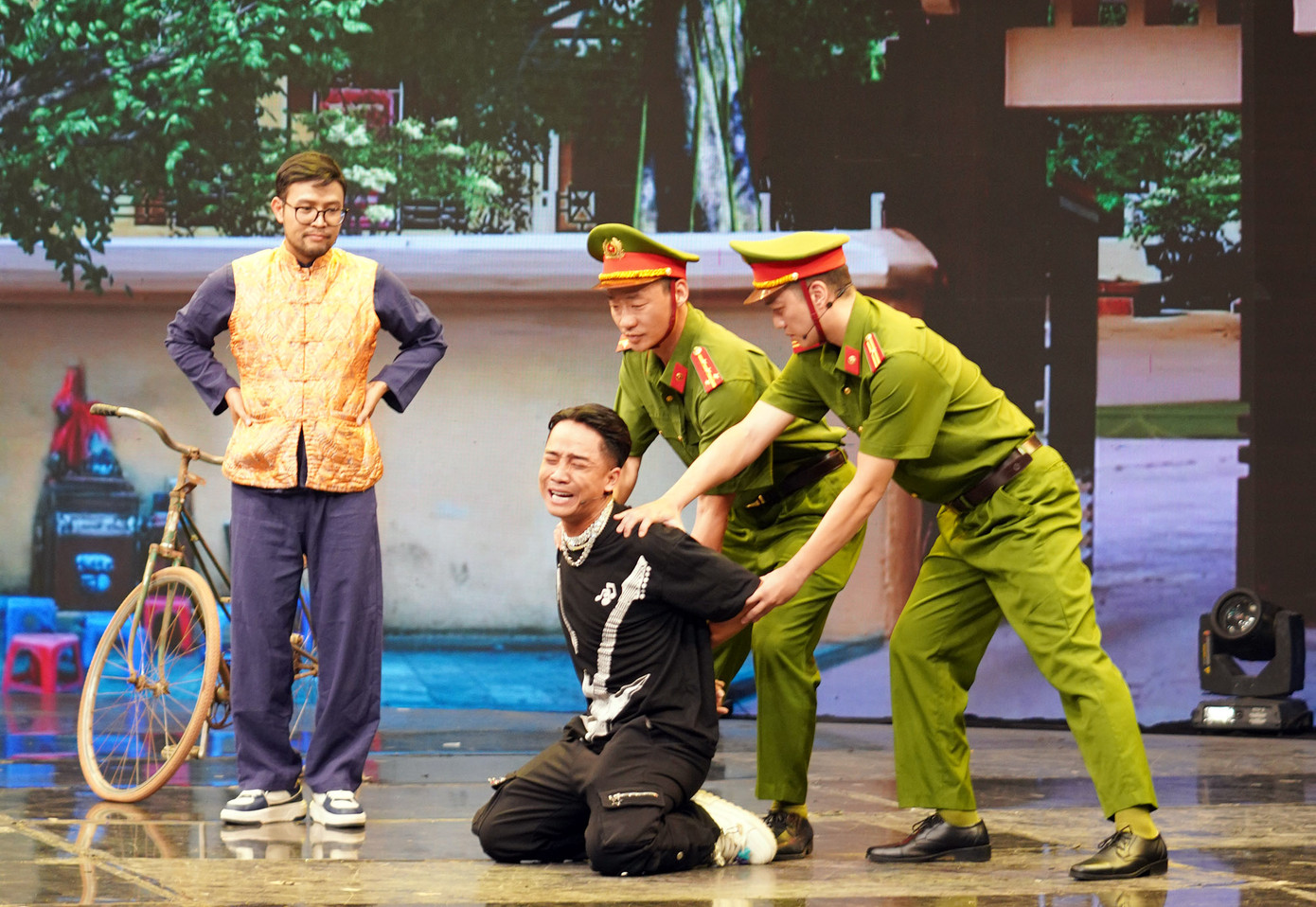 Những phần trình diễn được đầu tư bài bản lôi cuốn người xem. Những phần trình diễn được đầu tư bài bản lôi cuốn người xem.