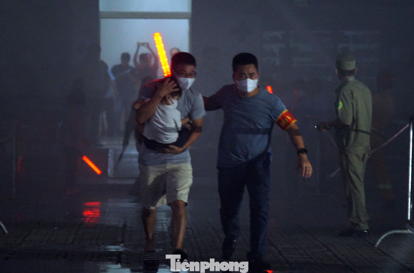 Tối 31/10, Công an TP Hà Nội tổ chức thực tập phương án chữa cháy và cứu nạn, cứu hộ cấp thành phố, huy động nhiều lực lượng, phương tiện tham gia tại chung cư HH1 Linh Đàm (Hoàng Mai, Hà Nội). Buổi diễn tập có sự tham gia của đông đảo người dân và hàng trăm cán bộ, chiến sĩ các lực lượng...