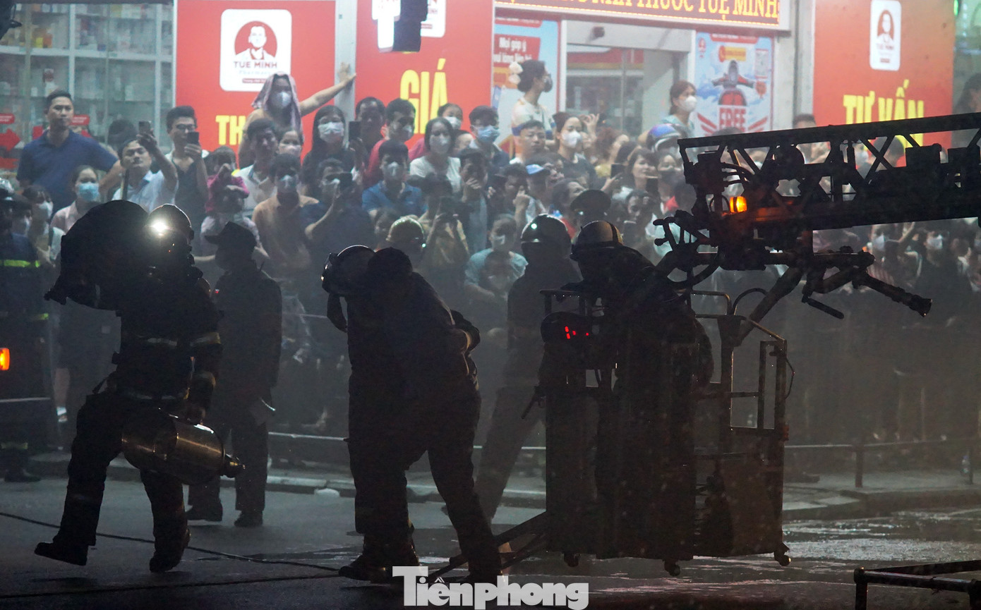 Tại HH 1A, cửa buồng thang bộ bị người dân kê chèn khiến khói, khí độc lan truyền lên hành lang các tầng trên gây ra sự hoảng loạn trong tòa nhà.