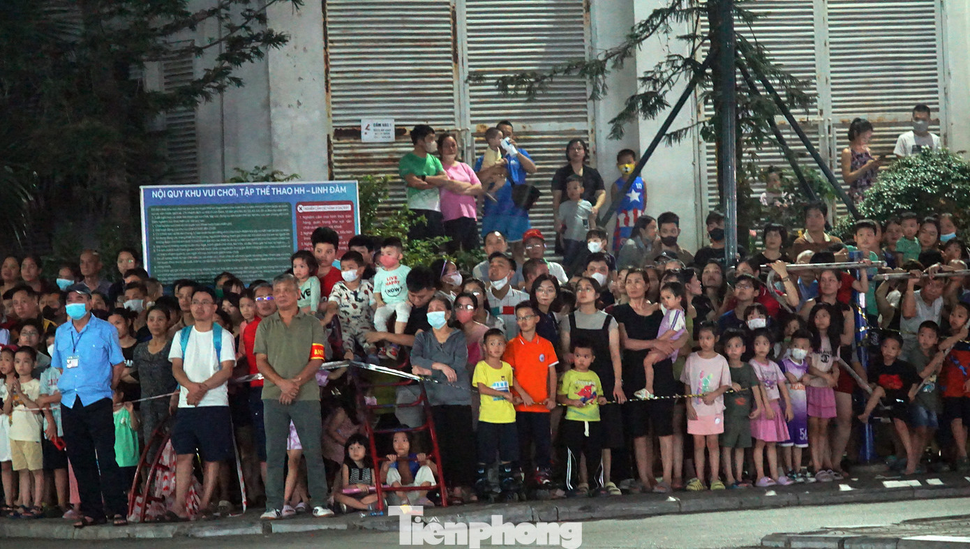 Hàng nghìn người dân theo dõi buổi diễn tập phương án chữa cháy, cứu nạn.