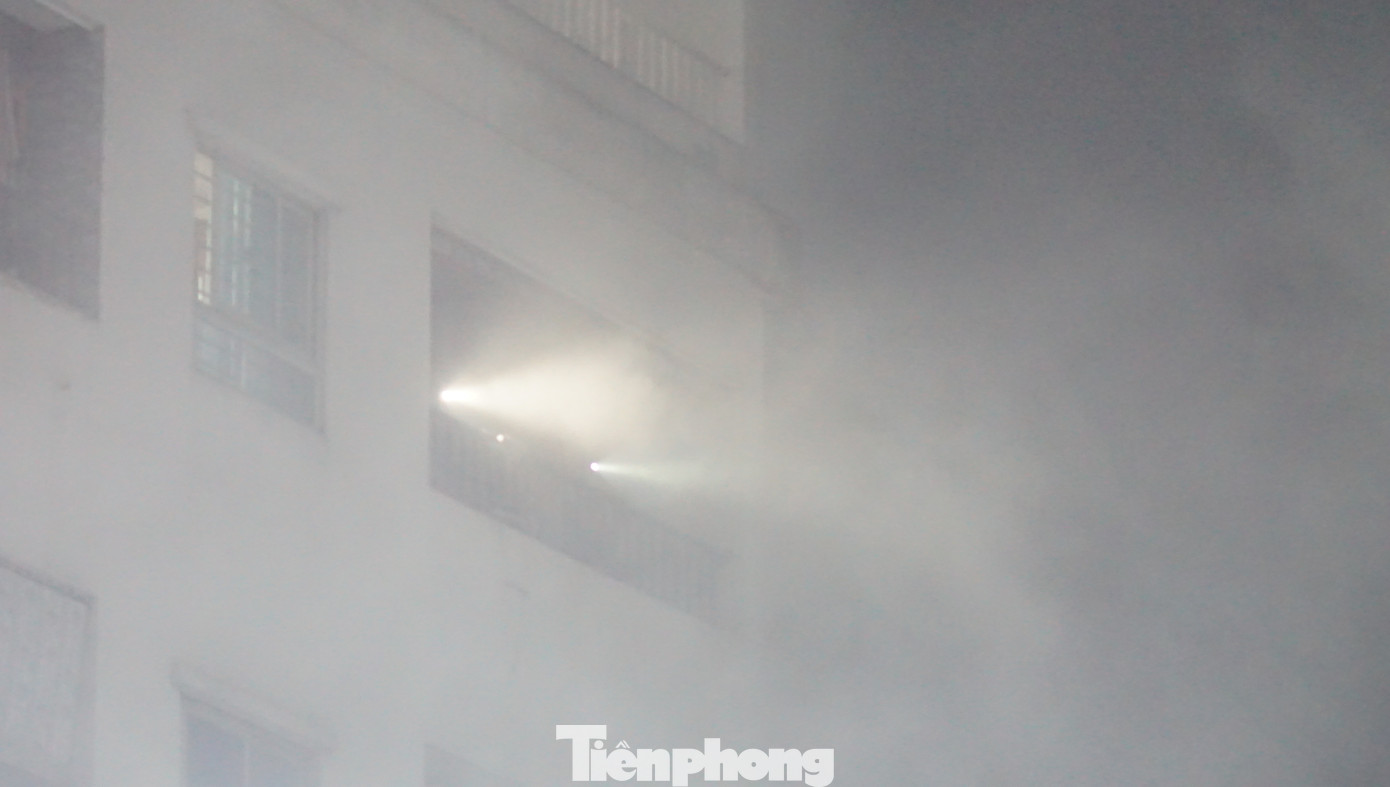 Tình huống giả định đặt ra vào hơn 23h, xảy ra cháy ở khu vực để xe tầng hầm chung cư HH1 Linh Đàm (Hoàng Mai, Hà Nội). Nguyên nhân do 1 chiếc xe máy điện bị chập điện từ ắc quy bất ngờ bốc cháy và nhanh chóng cháy lan ra nhiều xe bên cạnh khiến cho bình xăng một số xe phát nổ.