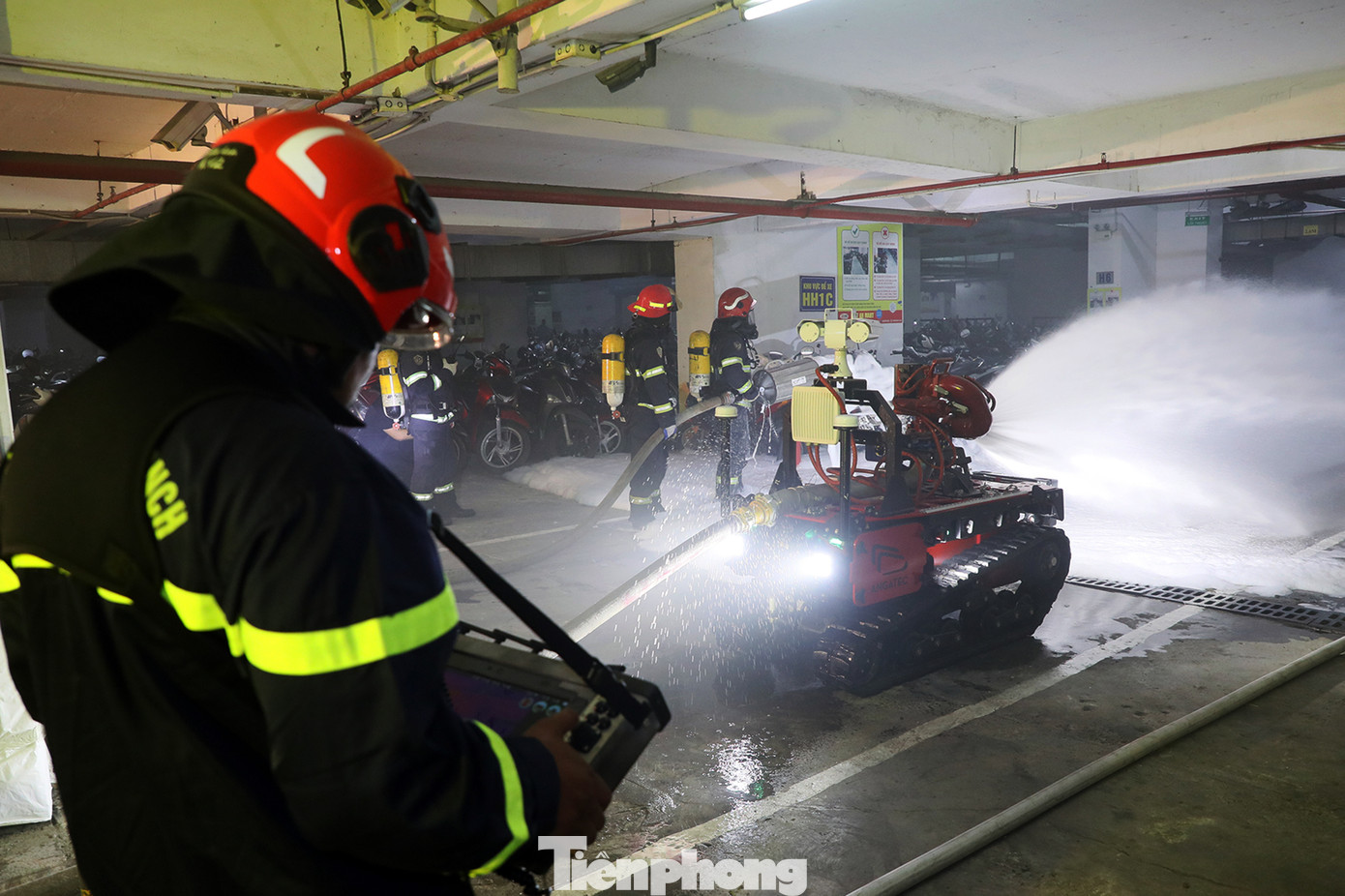 Robot chữa cháy được điều động xuống tầng hầm làm nhiệm vụ.