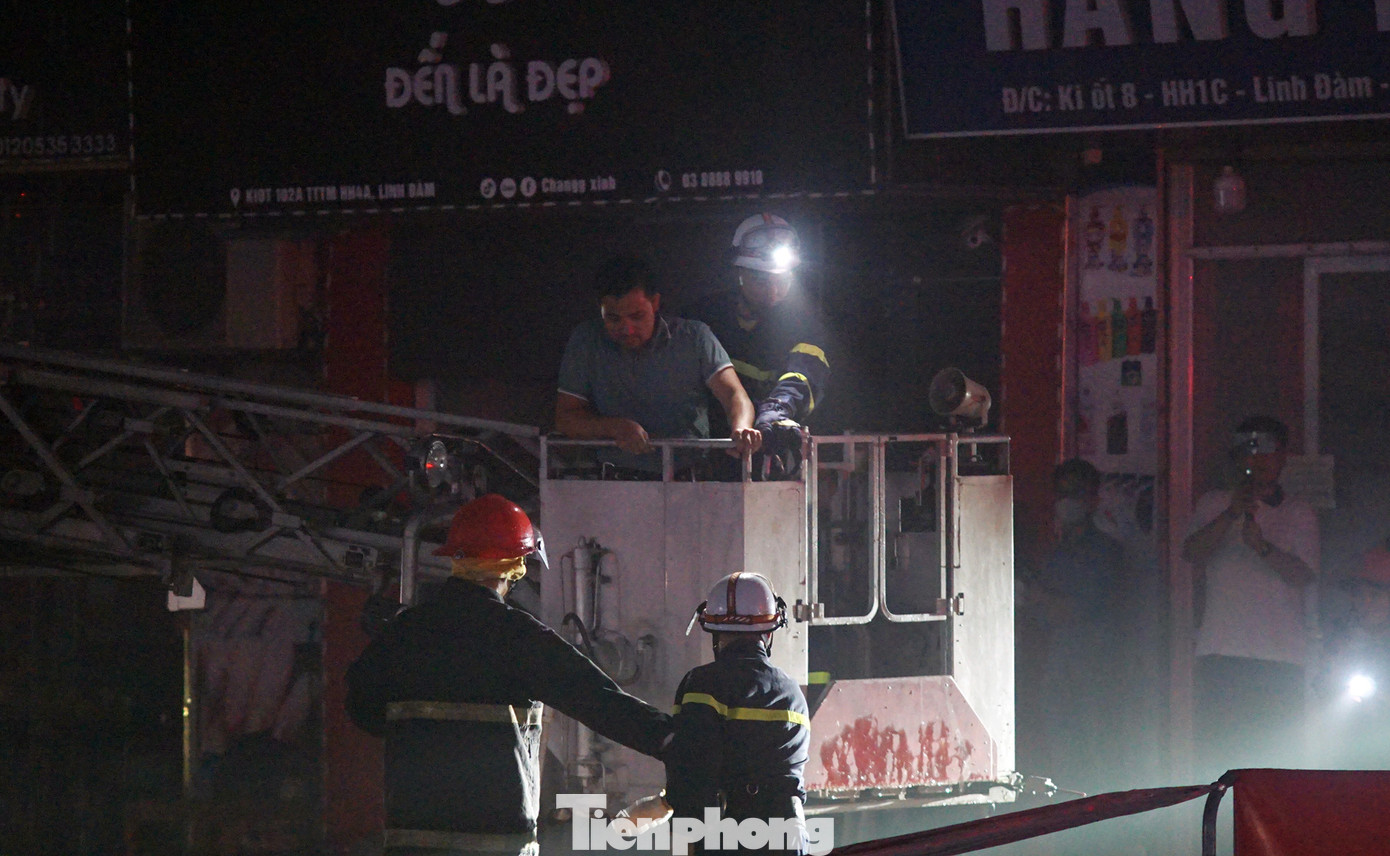 Đám cháy phát triển mạnh tạo ra nhiệt lượng lớn đi kèm khói, khí độc bao trùm toàn bộ khu vực tầng hầm khiến cho tầm nhìn hạn chế và có nguy cơ cháy lan lên các tầng cao.