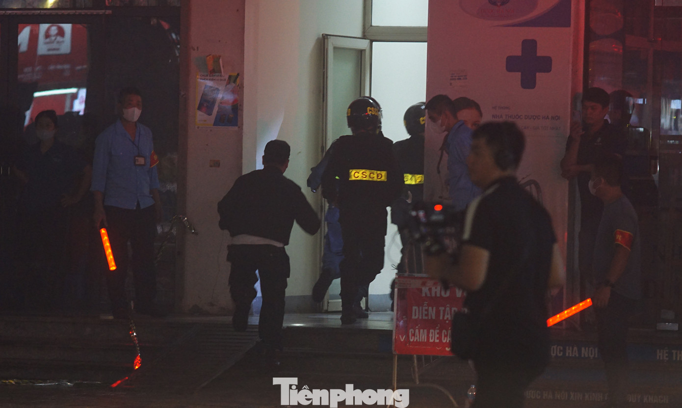 Lực lượng cơ sở bước đầu dập lửa nhưng không hiệu quả do có nhiều chất dễ cháy, khối lượng chất cháy lớn.