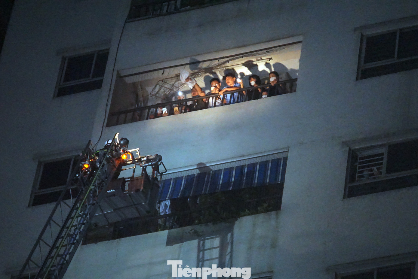 Xăng dầu chảy loang ra xung quanh dẫn đến cháy lan sang khu vực trạm điện gây mất điện toàn bộ tòa nhà.