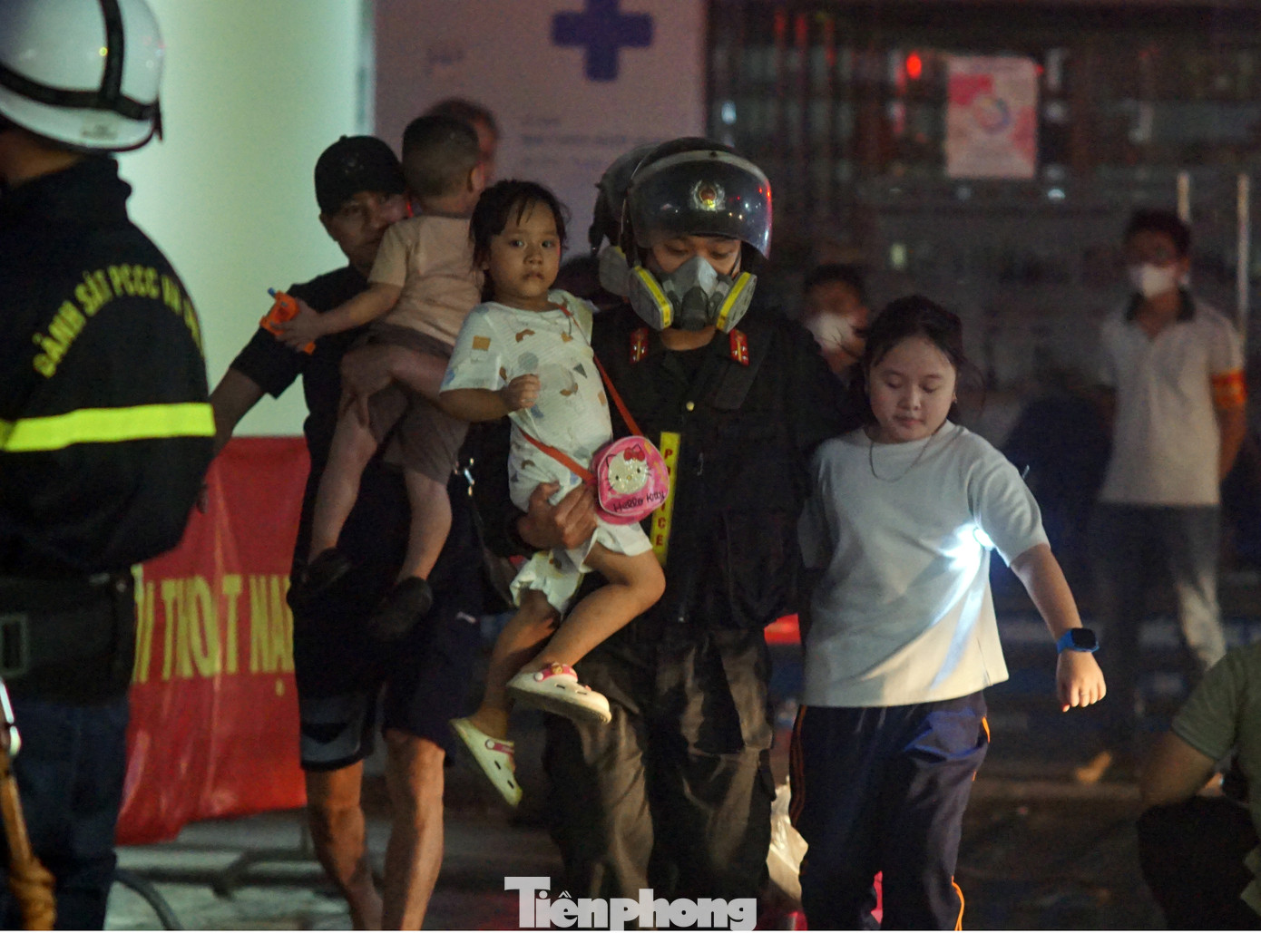 Nhiều lực lượng được huy động tham gia chữa cháy, tìm kiếm cứu nạn bên trong tòa chung cư. Buổi diễn tập có sự tham gia của công an các quận, huyện, các đơn vị nghiệp vụ Công an thành phố, Bộ Công an và Bộ Tư lệnh Thủ đô, đám cháy đã được dập tắt ngay sau đó.