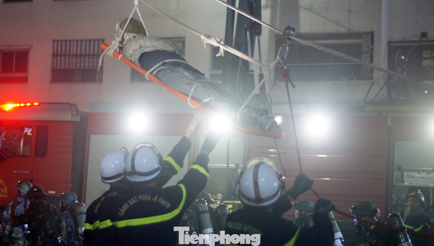 Nạn nhân được di chuyển được xuống dưới từ các tầng cao.