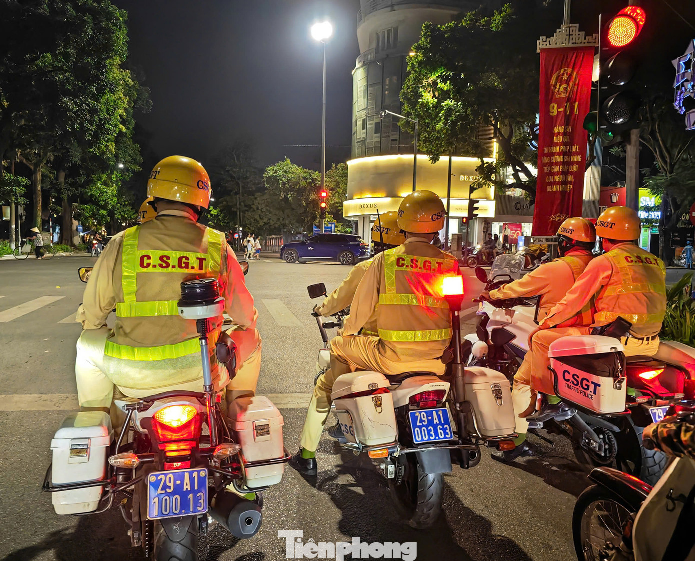 Tối 9/11, hàng chục cán bộ, chiến sĩ tổ công tác Đội CSGT đường bộ số 1 triển khai phương án tuần tra kiểm soát, xử lý hành vi vi phạm như phóng nhanh, lạng lách, đánh võng...