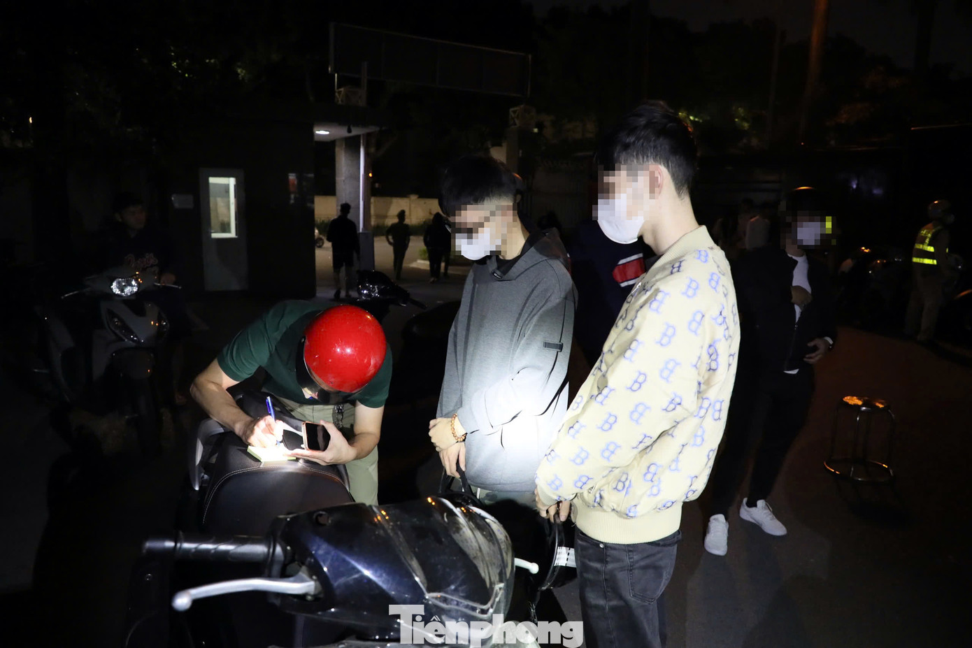 21h, tổ công tác triển khai tuần tra trên hàng loạt các tuyến phố trung tâm như Trần Hưng Đạo, Phan Chu Trinh, Trần Quang Khải...