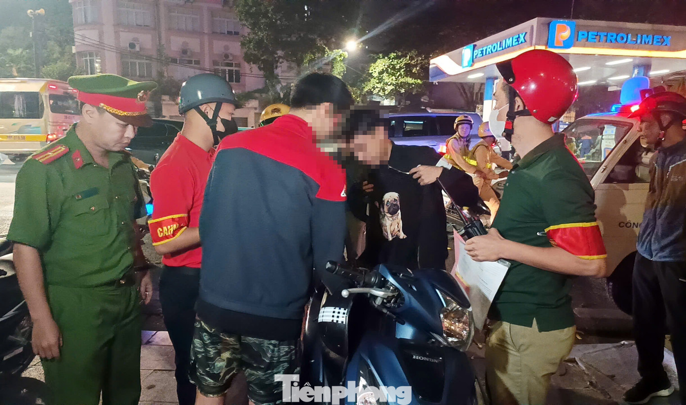 Đồng thời phối hợp với Công an quận Hoàn Kiếm giải tán các khu vực tập trung đông thanh thiếu niên có nguy cơ hình thành các đoàn xe gây mất an ninh trật tự.