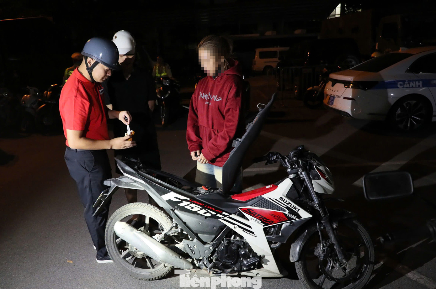 Tổ công tác phát hiện và dừng kiểm tra hàng loạt thanh thiếu niên điều khiển xe máy không đội mũ bảo hiểm, phóng nhanh, lạng lách, đánh võng, không có biển số, vượt đèn đỏ...