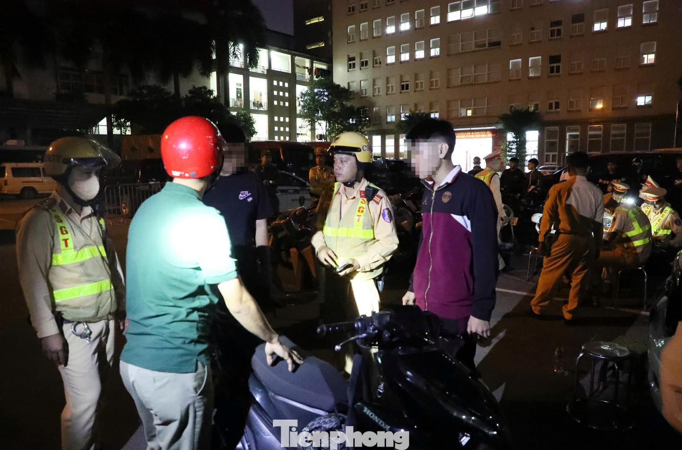 Đến đêm cùng ngày, hơn 20 phương tiện cùng gần 30 nam, nữ vi phạm đã được đưa trụ sở cơ quan công an để phân loại xử lý.