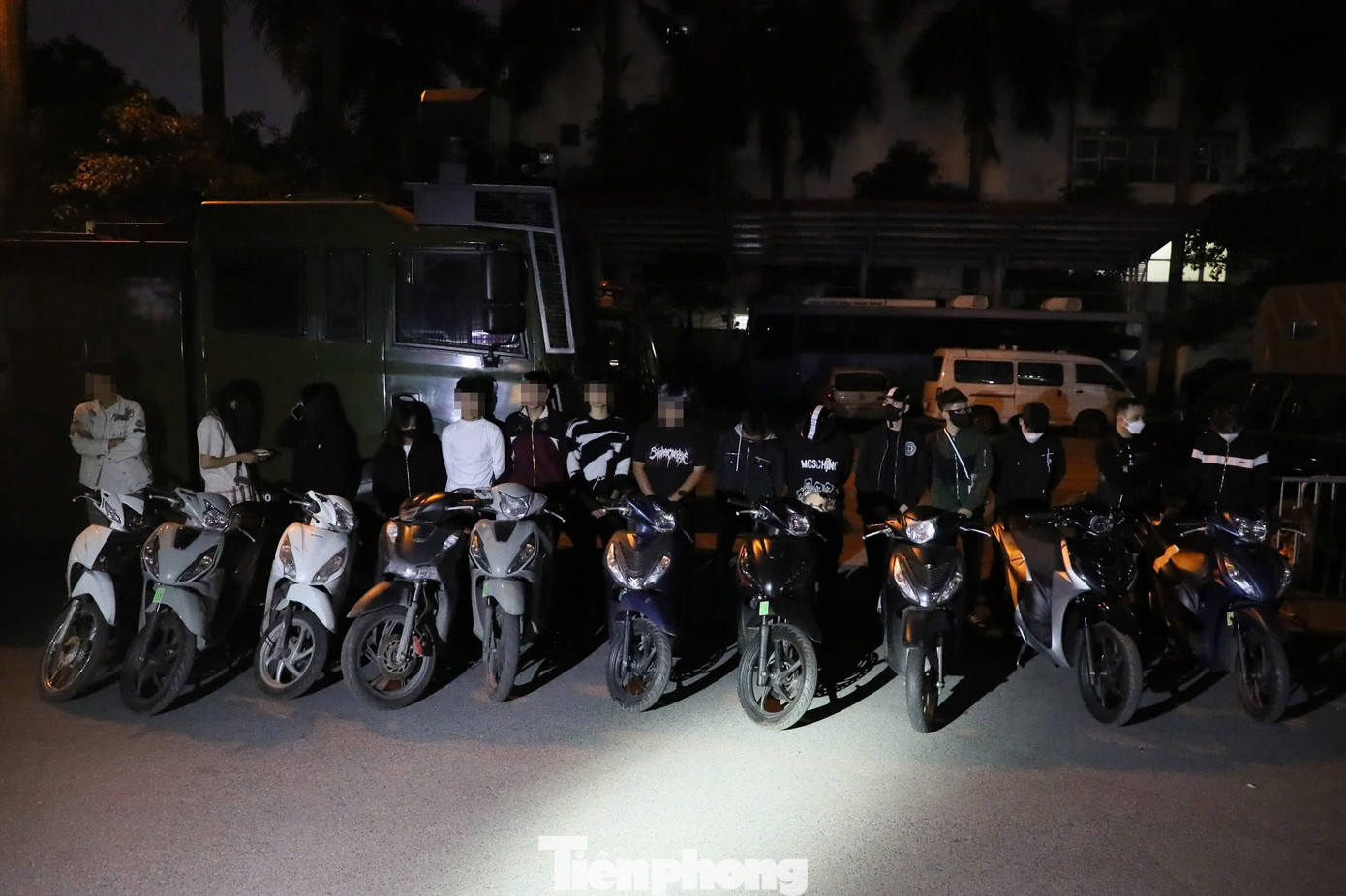 Hàng chục thanh thiếu niên có biểu hiện điều khiển xe máy phóng nhanh, lạng lách, không đội mũ bảo hiểm... bị tổ công tác dừng kiểm tra. Thiếu tá Nguyễn Hoàng Ninh - Đội trưởng Đội CSGT đường bộ số 1 cho biết, thực hiện ý kiến chỉ đạo, đơn vị đã chủ động nắm tình hình địa bàn đặc biệt là các tuyến đường chính thường xuyên xảy ra tình hình mất an ninh trật tự và phối hợp với Công an quận Hoàn Kiếm lên phương án phòng ngừa và xử lý. "Đơn vị tập trung vào các tuyến trọng điểm mà các đối tượng thường xuyên tụ tập điều khiển xe lạng lách, đánh võng để xử lý... Kế hoạch được đơn vị triển khai thường xuyên, đặc biệt là vào thời điểm cuối tuần" - Thiếu tá Ninh cho biết. Theo chỉ huy Đội CSGT đường bộ số 1, đối với các trường hợp thanh thiếu niên điều khiển xe máy khi chưa đủ tuổi, chưa có bằng lái xe, đơn vị sẽ kiên quyết xử lý nghiêm, đồng thời xác minh việc chủ phương tiện giao xe cho người chưa đủ điều kiện điều khiển để xử lý nhằm ngăn chặn các hành vi vi phạm cũng như sự việc đáng tiếc xảy ra.