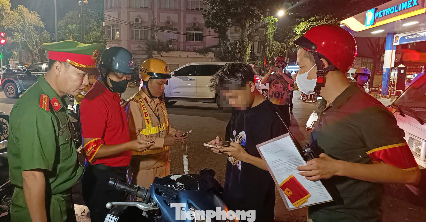 Đồng thời phối hợp với Công an quận Hoàn Kiếm giải tán các khu vực tập trung đông thanh thiếu niên có nguy cơ hình thành các đoàn xe gây mất an ninh trật tự.