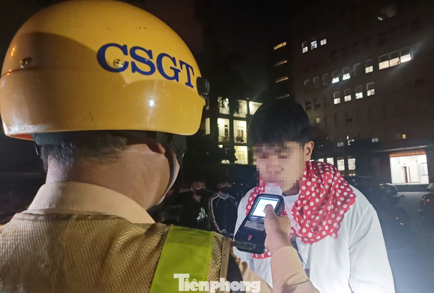 Không chỉ có K., N.Đ.A (trú tại Đông Anh, Hà Nội) cùng 2 người bạn khác kẹp 3 đi lượn phố. A. cho biết đi từ quận Long Biên đến hồ Hoàn Kiếm để chơi. Trên đường đi, nam thanh niên này mặc bộ đồ hóa trang để trêu mọi người.