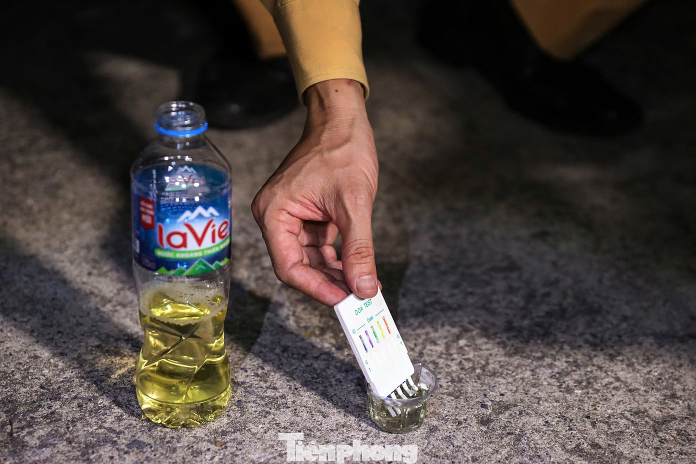 Ngoài ra, tổ công tác tiến hành test ma túy, nồng độ cồn đối với tài xế.