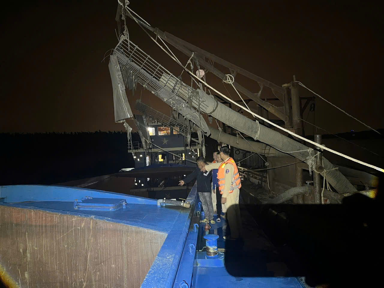 8 người trên 2 phương tiện không xuất trình được các giấy tờ liên quan.