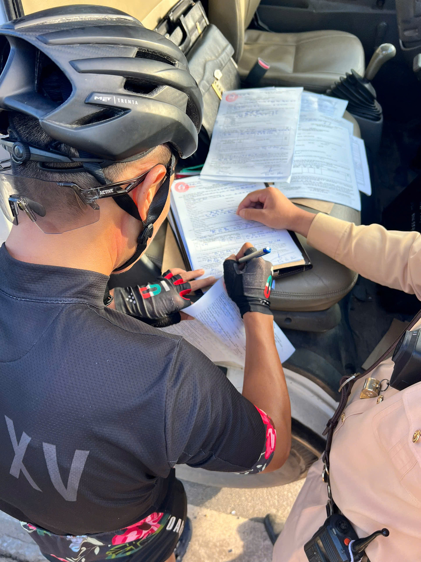 Thời gian qua, Phòng CSGT Công an TP Hà Nội đẩy mạnh công tác tuyên truyền, xử phạt để tạo sự răn đe, từ đầu tháng 11 trở lại đây vi phạm đã giảm đáng kể. Bên cạnh đó, Phòng CSGT Công an TP Hà Nội vẫn thường xuyên cử tổ công tác cắm chốt và xử lý.