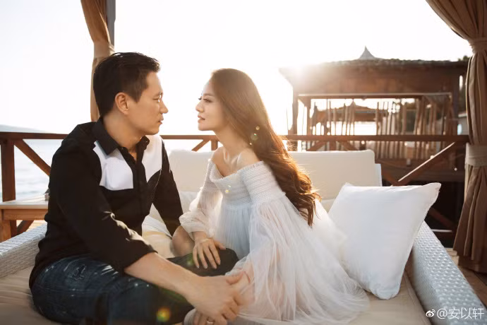 Bà bầu 7 tháng An Dĩ Hiên khoe ảnh cùng chồng tỷ phú du lịch ở Việt Nam ảnh 9