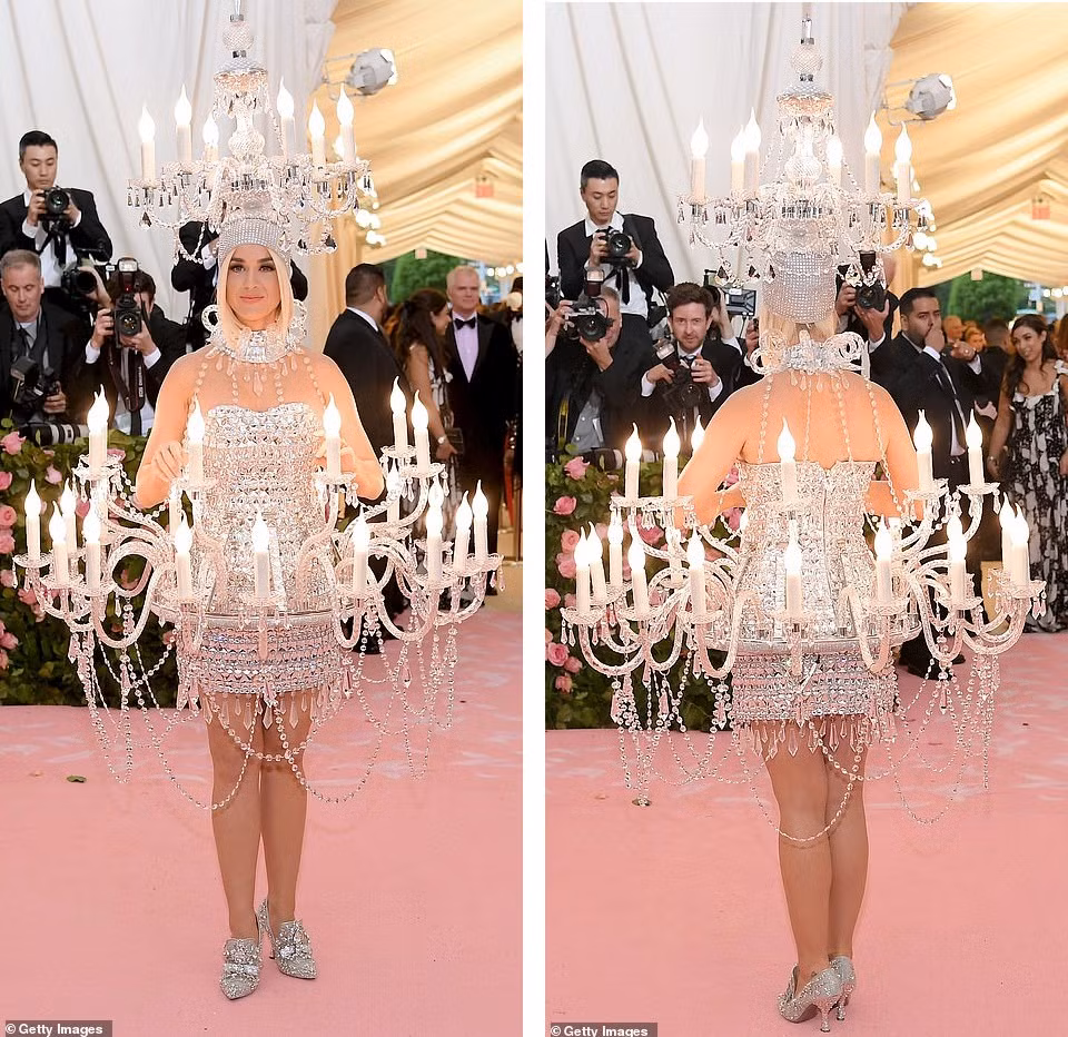 ‘Choáng’ với những bộ cánh kỳ quái nhất thảm đỏ Met Gala 2019 ảnh 3