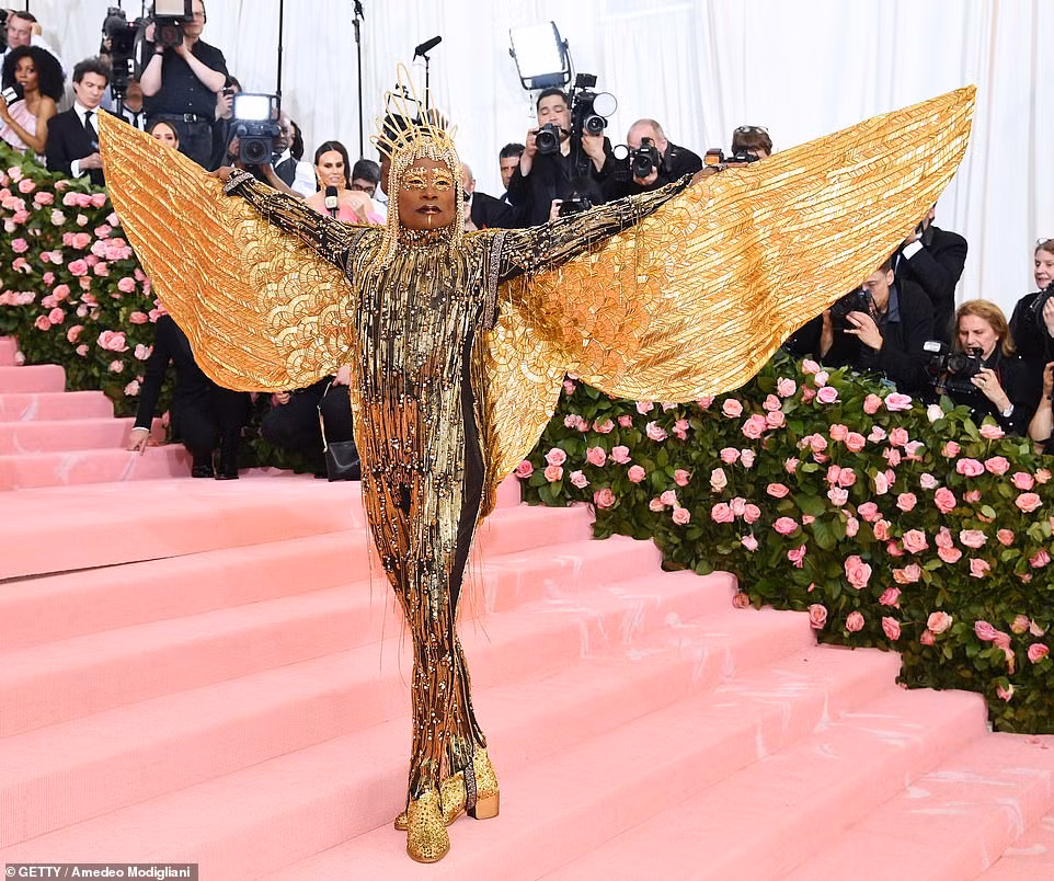 ‘Choáng’ với những bộ cánh kỳ quái nhất thảm đỏ Met Gala 2019 ảnh 6