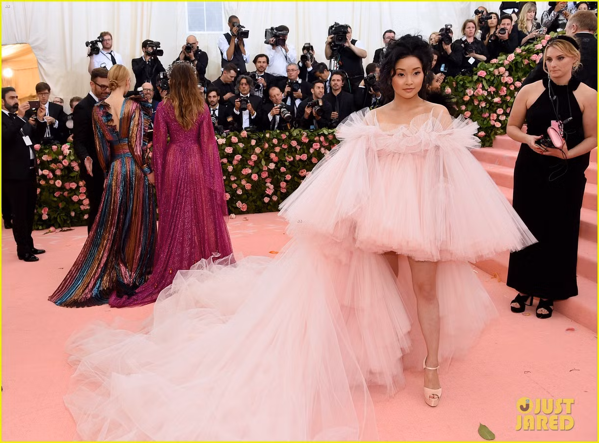 Cô gái 9x gốc Cần Thơ đóng bom tấn Mỹ toả sáng tại 'Oscar thời trang' ảnh 3