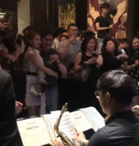 Vừa ly hôn chồng U70, Á hậu Hong Kong ôm hôn đại gia giàu gấp 3 lần ảnh 2