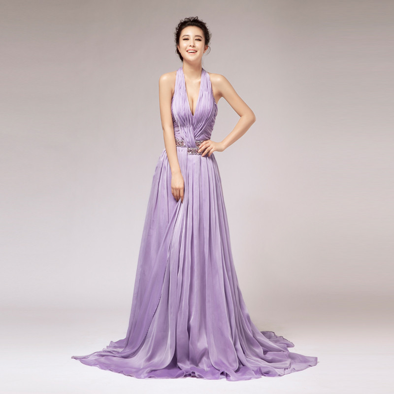 Từ hoa cưới... ...thiếp cưới ...những món đồ trang trí tại tiệc cưới tới trang phục của cô dâu chú rể để tràn ngập sắc tím thủy chung.